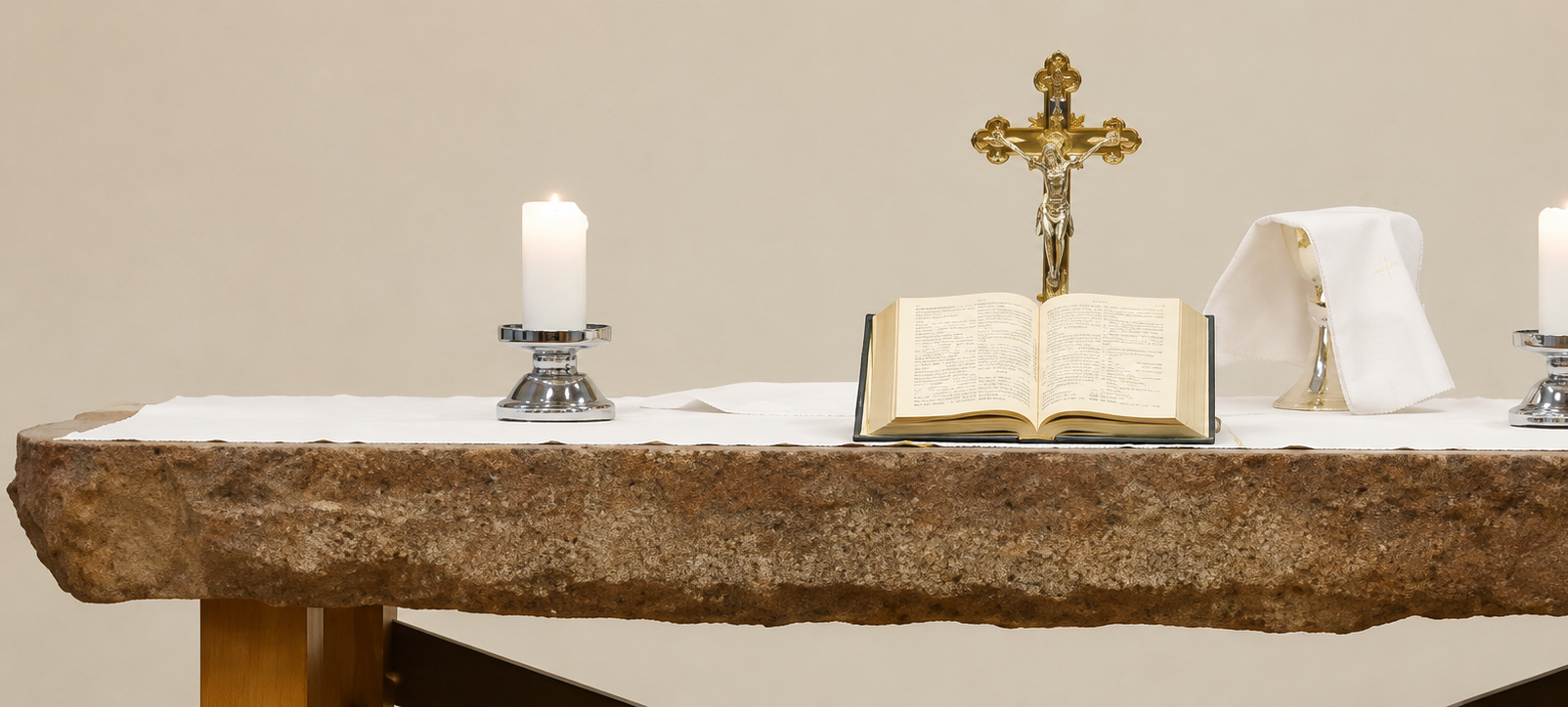 Altar im Lutherischen Zentrum an der ul. Miodowa in Warschau — aufgeschlagene Bibel und Kruzifix im warmen Kerzenlicht